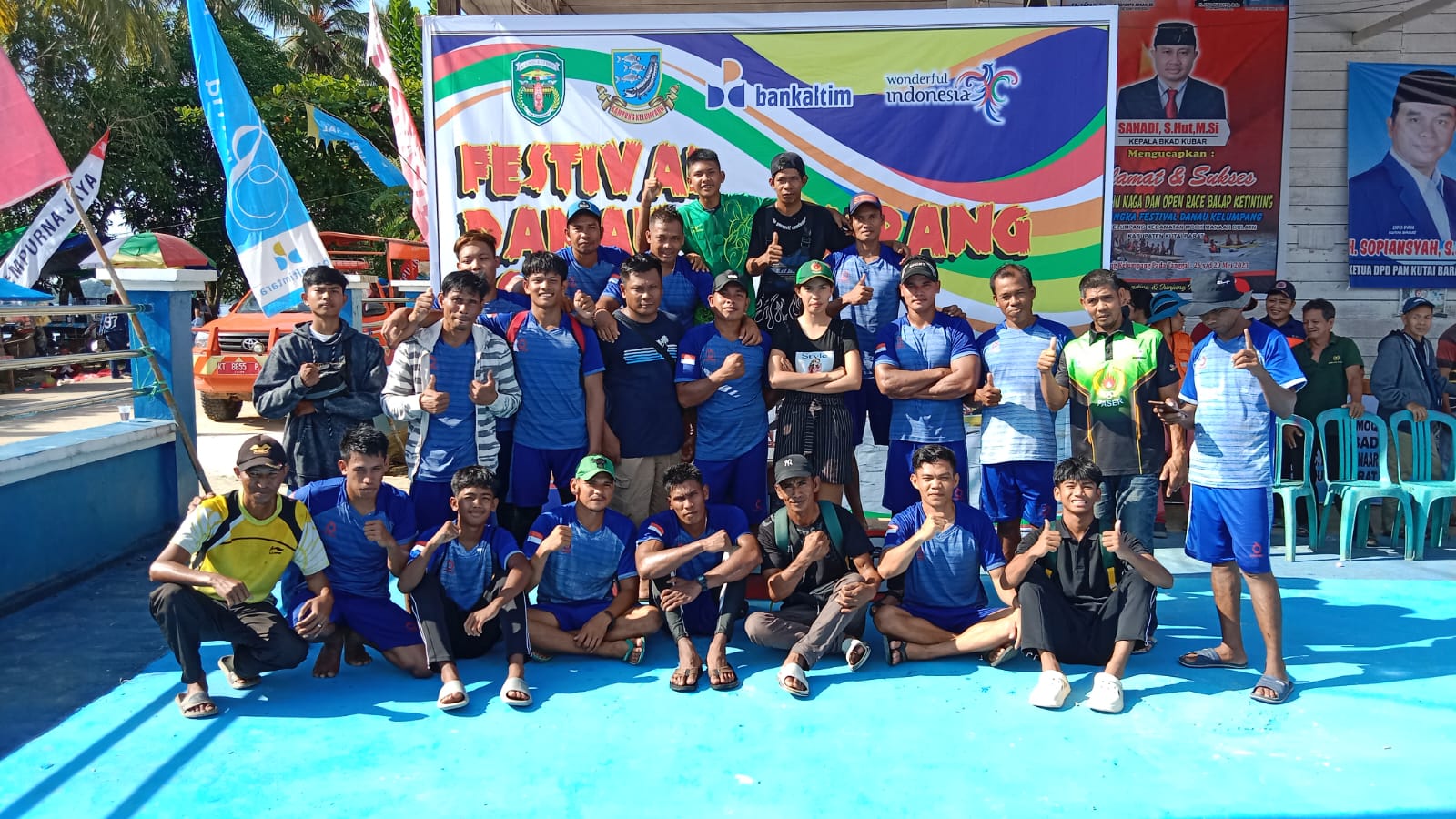 Tim Dayung Pulau Rantau Juara Festival Danau Kelumpang di Kubar