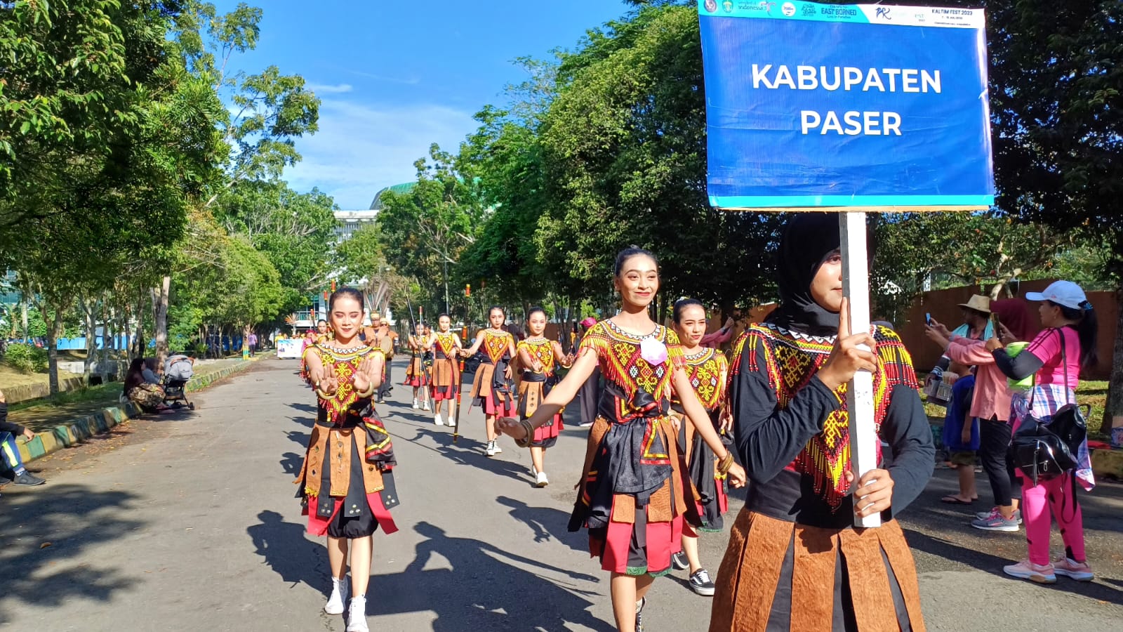 Kabupaten Paser Kembali Raih Juara I, Lomba Parade Kreasi Daerah di Kaltim Fest