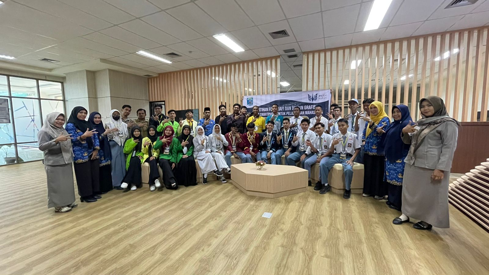 Puluhan pelajar dan mahasiswa Kabupaten Paser mengikuti Pelatihan Fotografi dan Desain Grafis berbasis smartphone.
