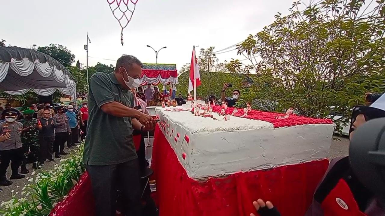 Wow, Ada Kue Tart Sepanjang  2 Meter di Pawai Kemerdekaan