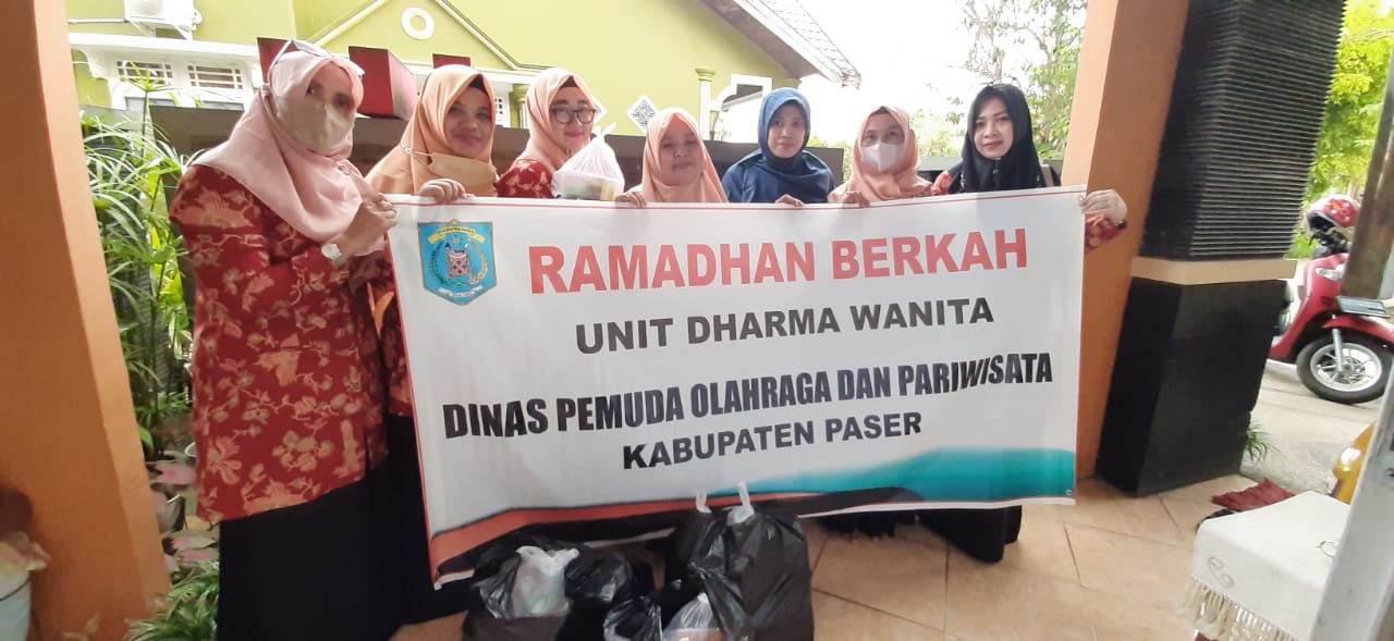 Momentum Ramadan, Dharma Wanita Persatuan Unit Disporapar Paser  Bagi-Bagi  Takjil